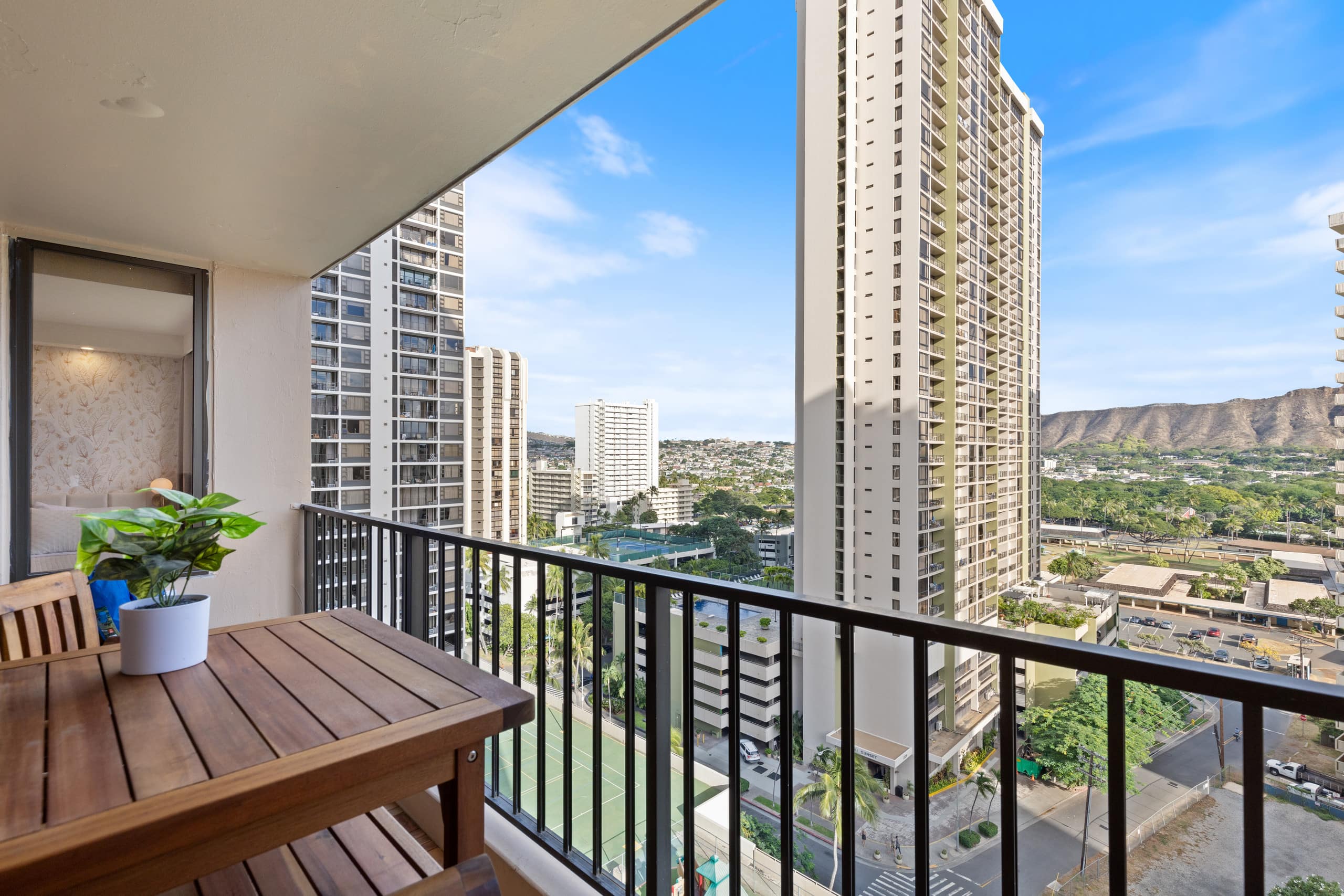 Hotel in Honolulu · ★4.71 · 1 bedroom · 3 beds · 1 private bath - Image 16