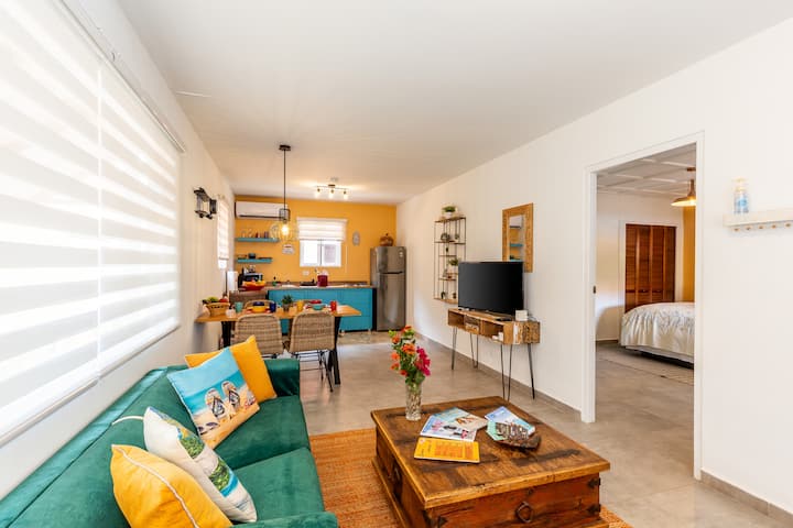 #غرفة_بإطلالة #بيئة_استوائية #مساحتك_المفضلة #إطلالة_غرفة_المعيشة #تصميم_داخلي_استوائي #استرخاء_أنيق