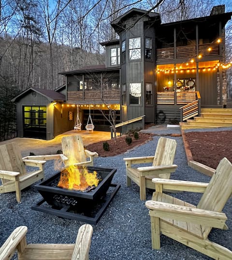 Golf, Game Room, Hot Tub, Pool Table, 3 King Beds.