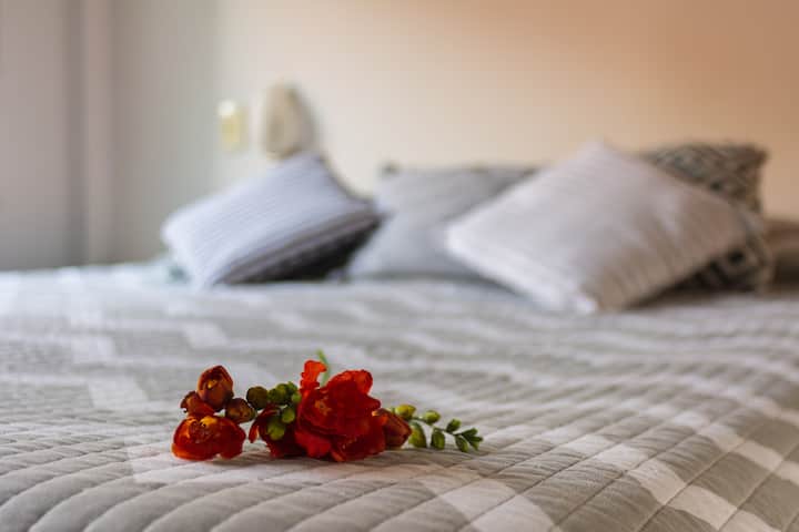 dhomë gjumi kryesore me krevat 1,60 x 1.90