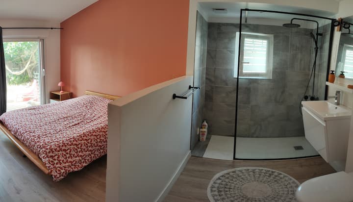 Habitación principal en la planta baja con terraza.
Cama de 160x200.