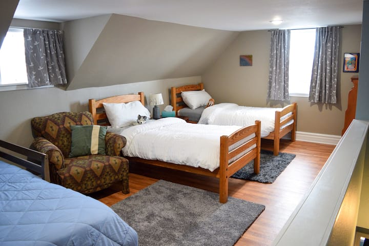 La camera da letto al piano superiore include due letti singoli e un divano letto.