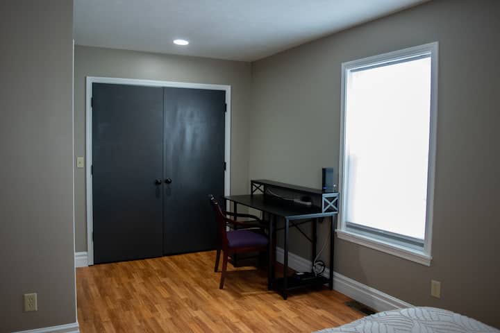 L'area di lavoro dedicata si trova nella camera da letto principale al piano principale.