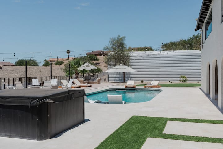 8BR/9BA Desert Oasis: Pool, Sand Beach & Game Barn - Houses for