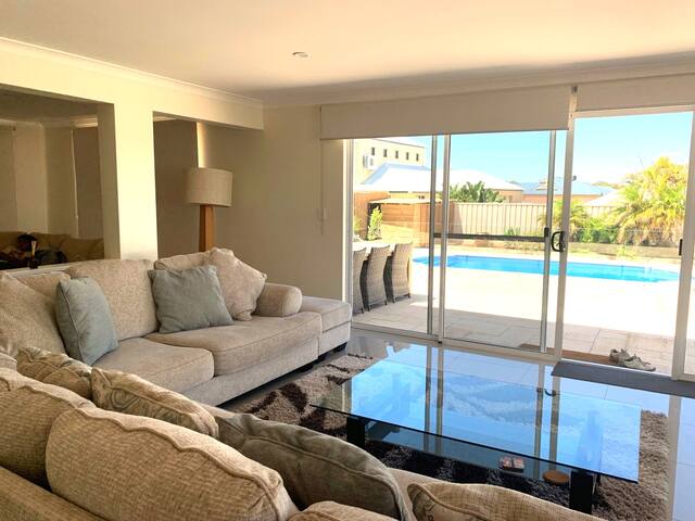 Beach House with Private Pool (Netflix & Kayo) gallery image 3