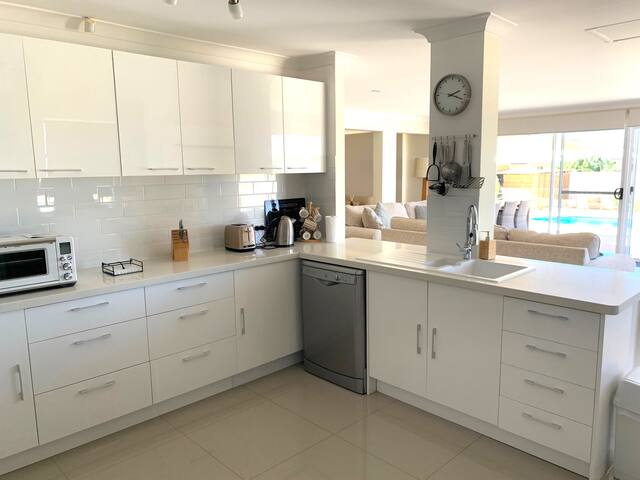 Beach House with Private Pool (Netflix & Kayo) gallery image 4