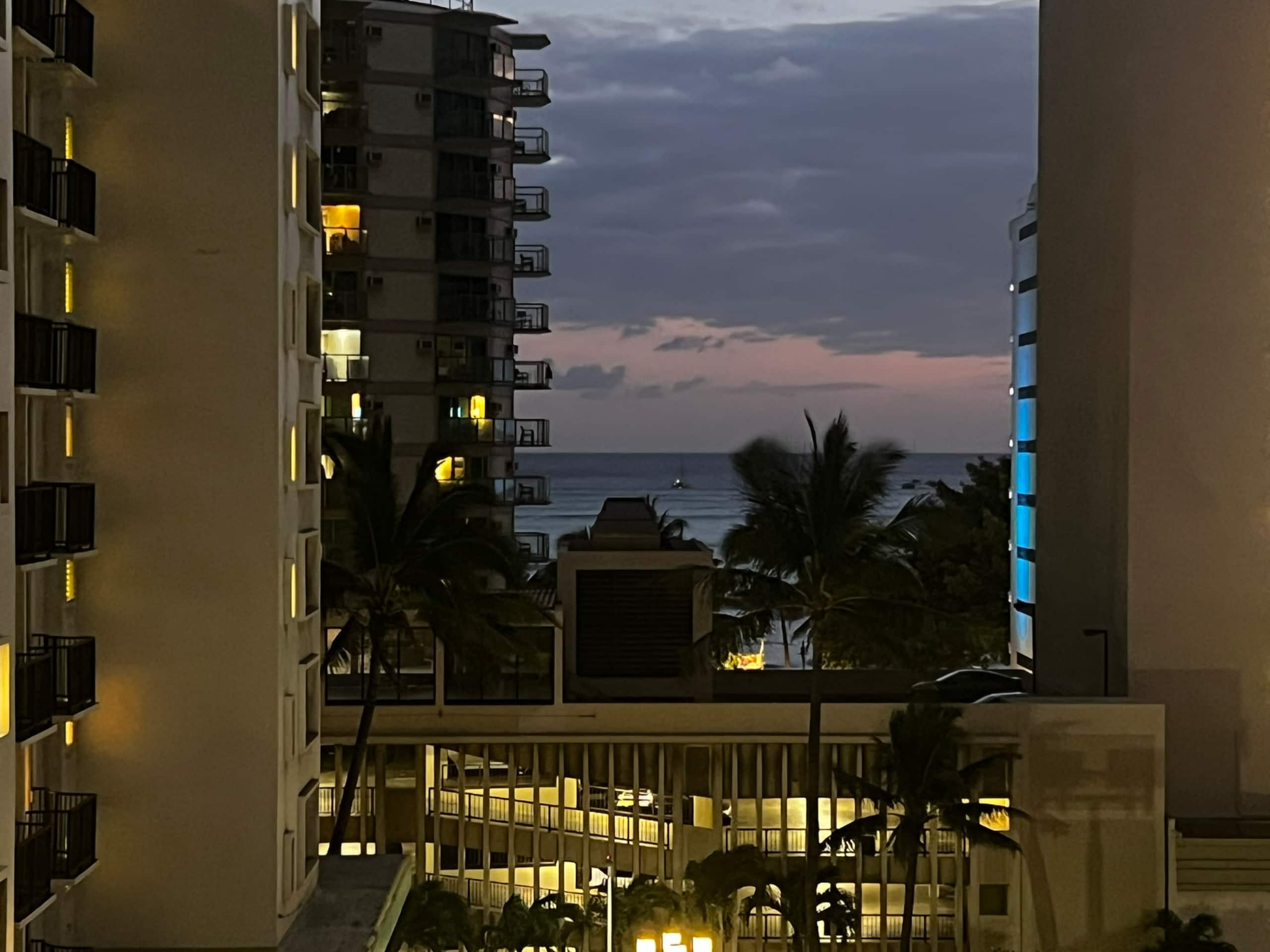 Condo in Honolulu · ★4.82 · Studio · 2 beds · 1 private bath - Image 18
