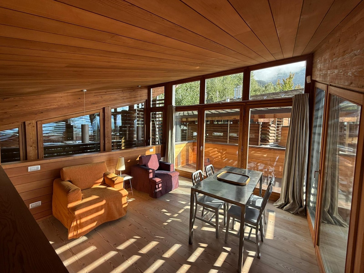 Estudio anexo con dos camas individuales y sala de estar