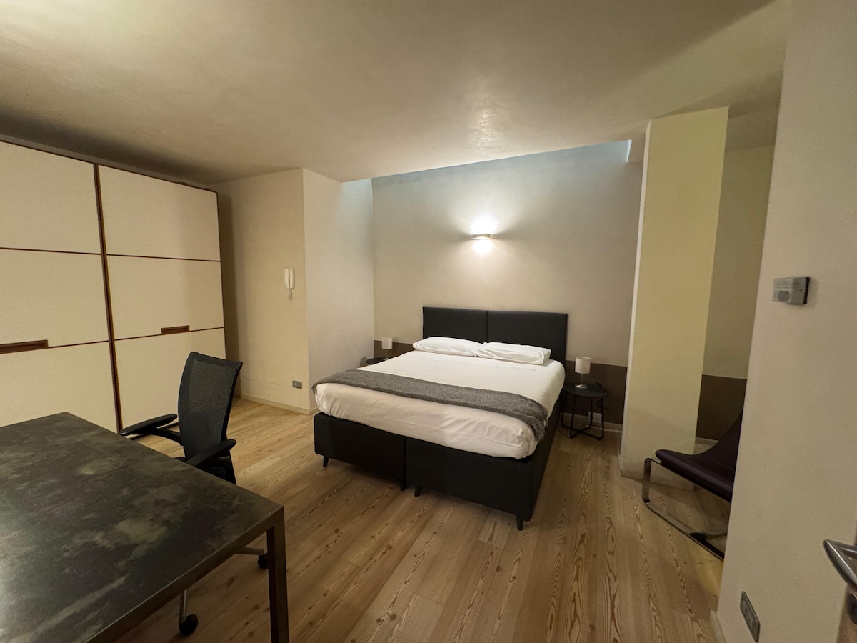 Habitación doble con escritorio en esquina 