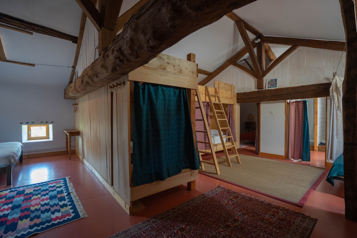 Le dortoir. 4 lits doubles et 8 lits simples répartis dans différents espaces et petites alcôves qui préservent l'intimité de chacun. Il se complète d'une salle de bain comprenant 3 douches et des toilettes. 