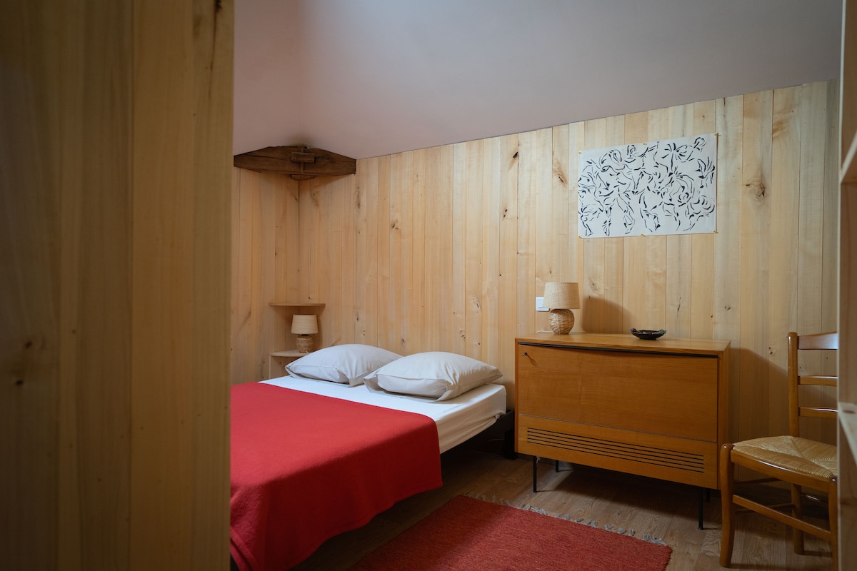 La chambre "Coq". Douche et toilettes dans la chambre.