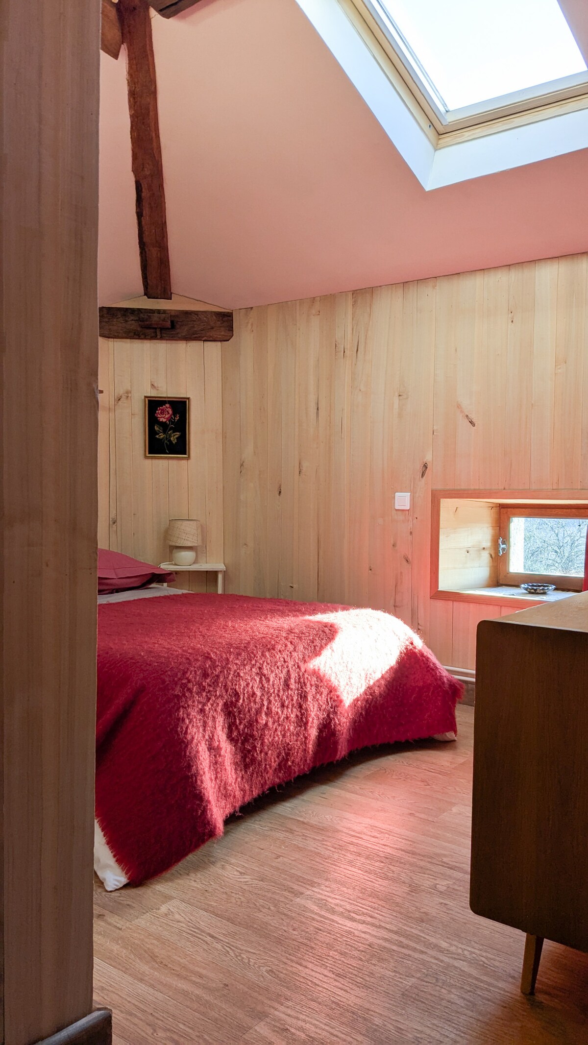 La chambre "Chat". Douche dans la chambre et toilettes sur le palier. 
