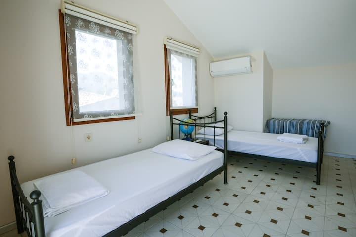 Táto spálňa je v podkroví. Má vlastnú kúpeľňu s klimatizáciou a obrovskú terasu s nádherným výhľadom. Veríme, že si svoj čas si užijete.