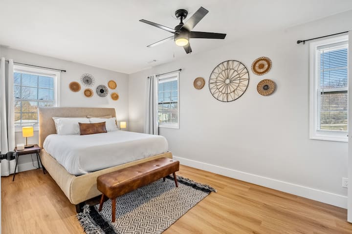 Queen-ის მთავარი საძინებელი პრემიუმ-კლასის მატრასით.