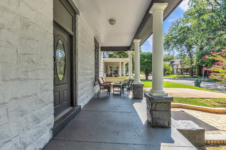 Stylish 9br Compound: Main House & Private Cottage - Memphis, TN