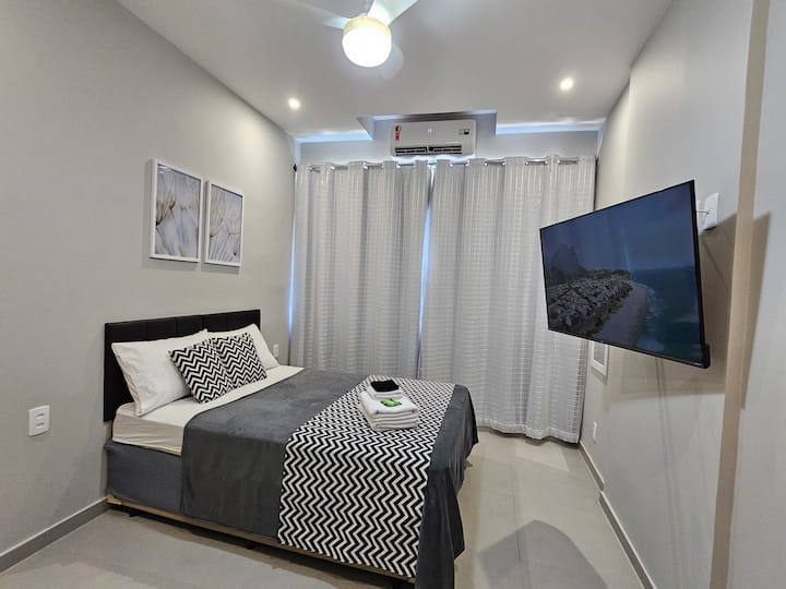 Ორადგილიანი საწოლი ახალი ლეიბითა და ბალიშებით, Smart TV 50', კონდიციონერი, ჭერის ვენტილატორი, უშუქო ფარდა, საწოლის და აბაზანის თეთრეული, უთო, ფენი, საკიდები.