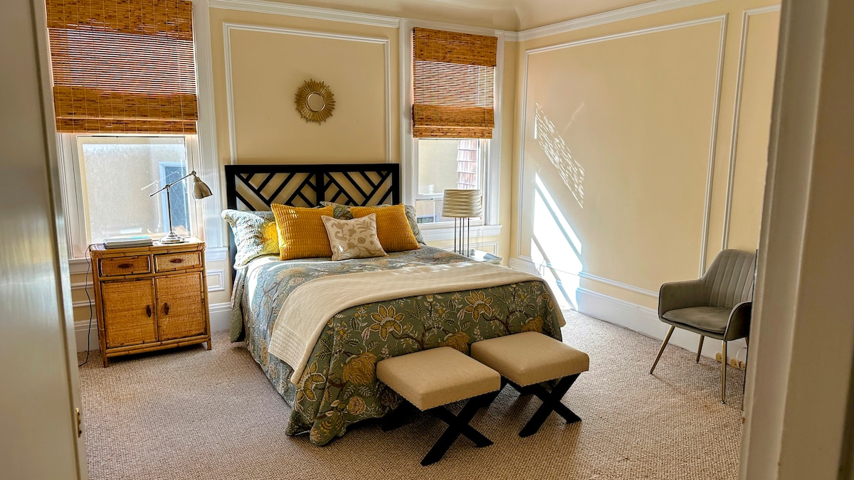 Ova udobna spavaća soba ima bračni krevet, radni stol i dovoljno prostora za odlaganje. 