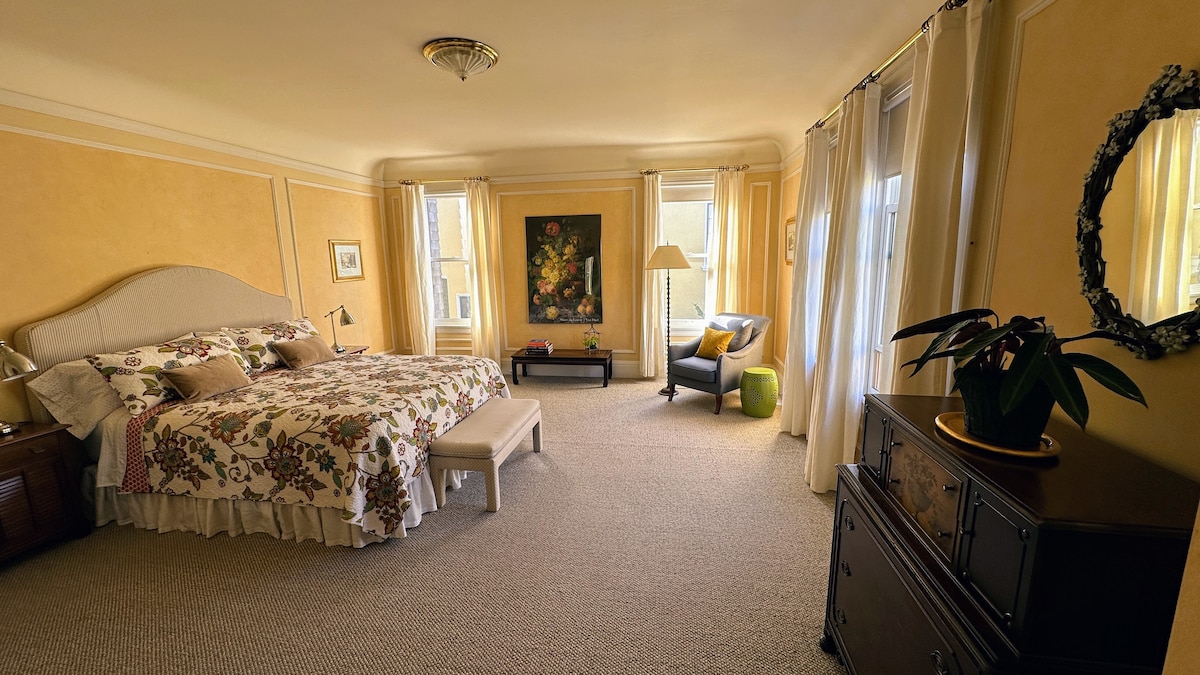 Iznimno velika primarna spavaća soba ima udoban bračni krevet i susjednu garderobu s dovoljno prostora u ormaru.