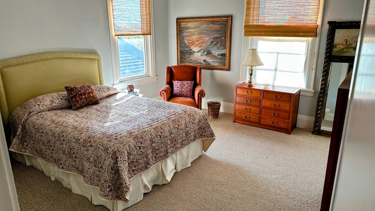 Ova udobna spavaća soba ima bračni krevet (160x200) i dovoljno prostora za odlaganje.