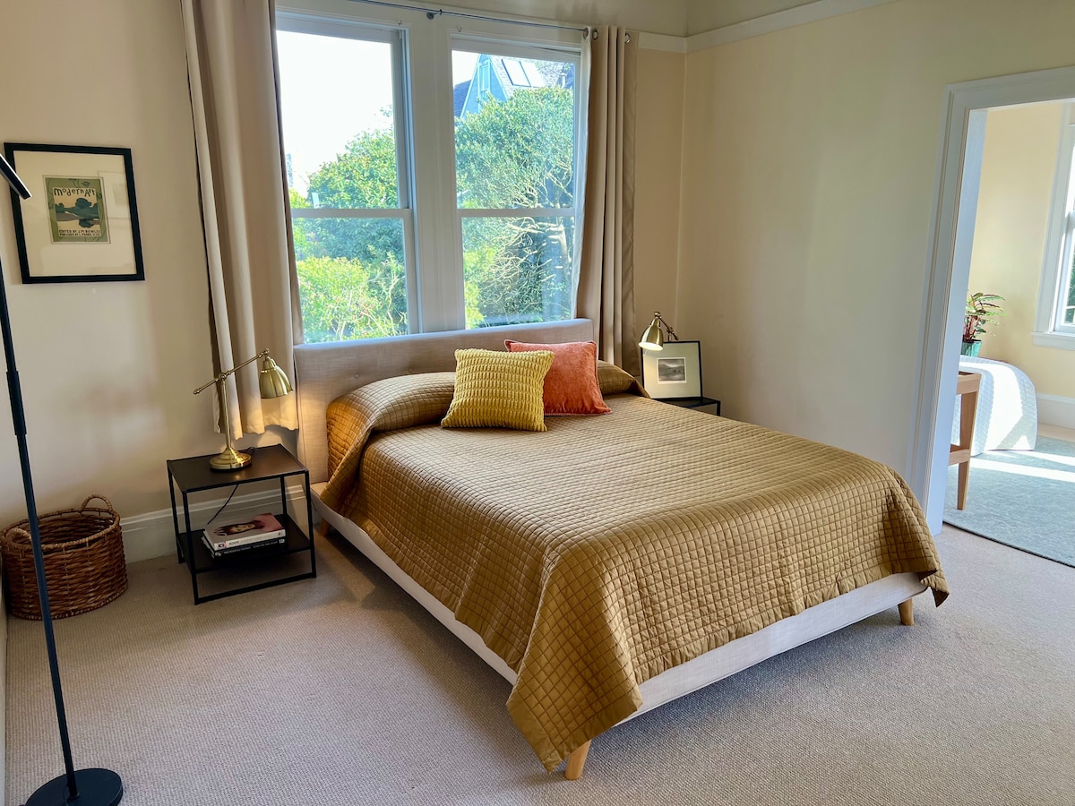 Sunčana dvokrevetna soba s udobnim bračnim krevetom.