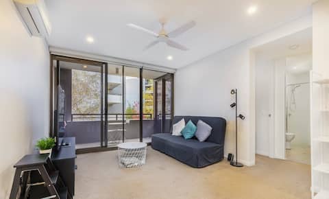 Successful Airbnb property: Peaceful simplicity in the Parliamentary Triangle in Canberra