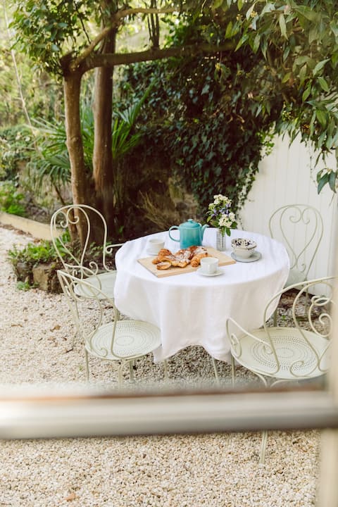 "Petit French Cottage" next to the water