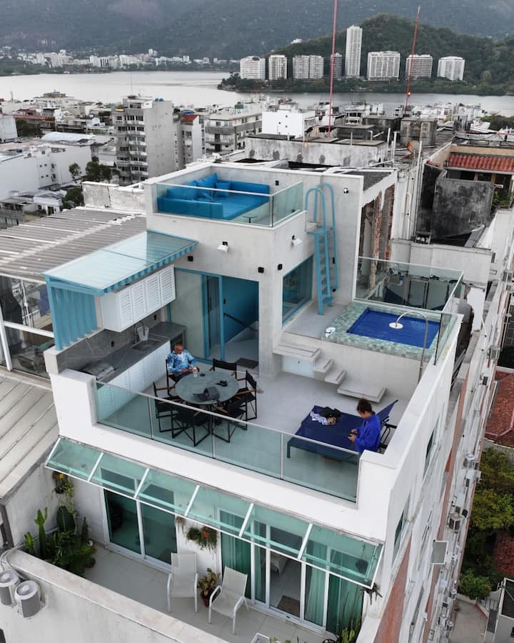 Stunning Penthouse Apartment With Rooftop Pool image