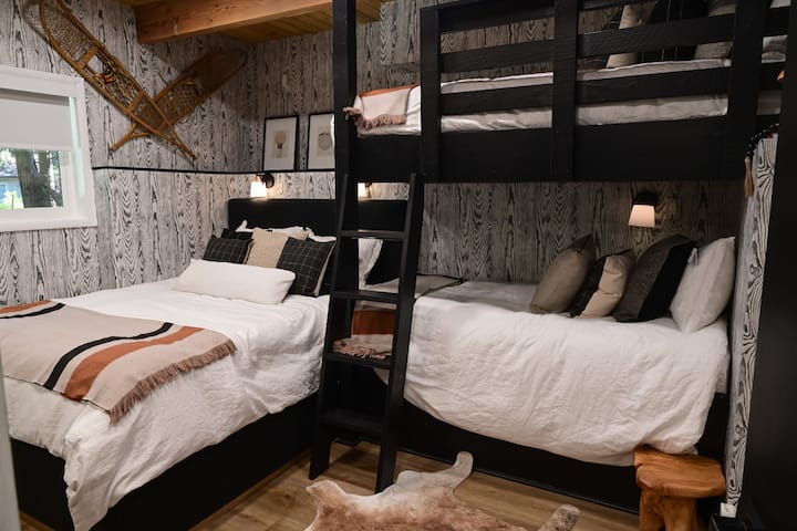 If you have a large family, then here's a space the kids can hang out in. It's close to the game room and all the fun amenities the Trinity A-frame has. There is also a full bath just next door. Your family will enjoy the bunk experience. 