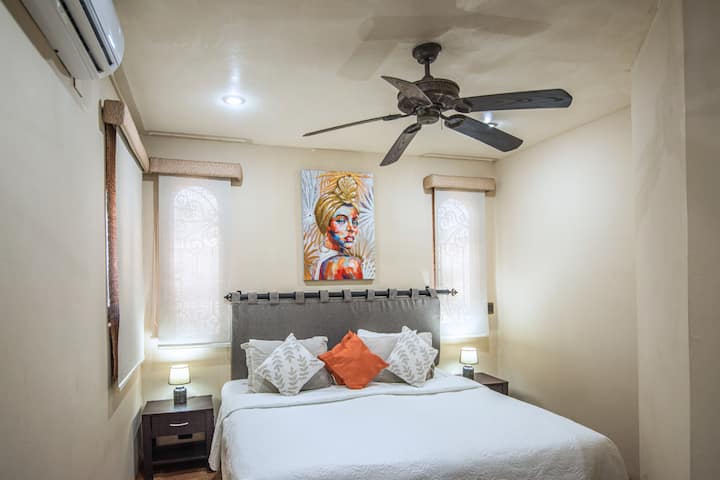 Vivutio vya starehe na upepo laini hufanya chumba hiki cha kulala kuwa mapumziko bora