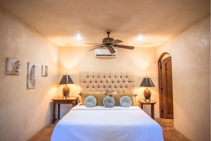 Kubali starehe na mtindo katika patakatifu pako, ambapo ndoto tamu hupanda ndege chini ya upepo wa upole.