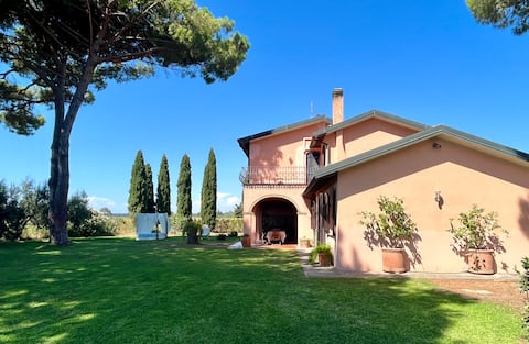 Country Villa near beach: relax or explore Tuscany