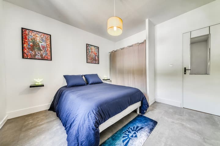 Opustite se u ovoj modernoj sobi s geek detaljima. Jedinstvene slike daju prostor posebnu identitet, dok blaga rasvjeta osigurava opuštajuću atmosferu, savršenu za opuštanje nakon napornog dana.