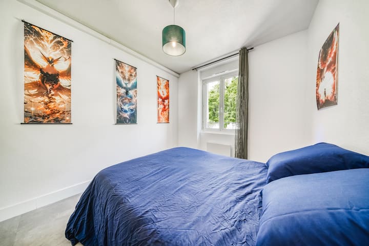 Uživajte u šarenoj sobi s umjetničkim djelima koja će vas inspirirati. Veliki prozor osvjetljava prostor, savršen za opuštajući boravak s pogledom na zelenilo.