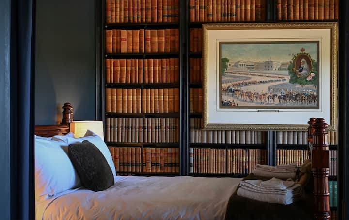 The luxurious Queen's Study double bedroom overlooks the Piccadilly Valley

#AdelaideHills #AdelaideHillsHouse #LuxuryBnB #VisitAdelaideHills #SouthAustralia #Study #DigitalNomad #Secluded