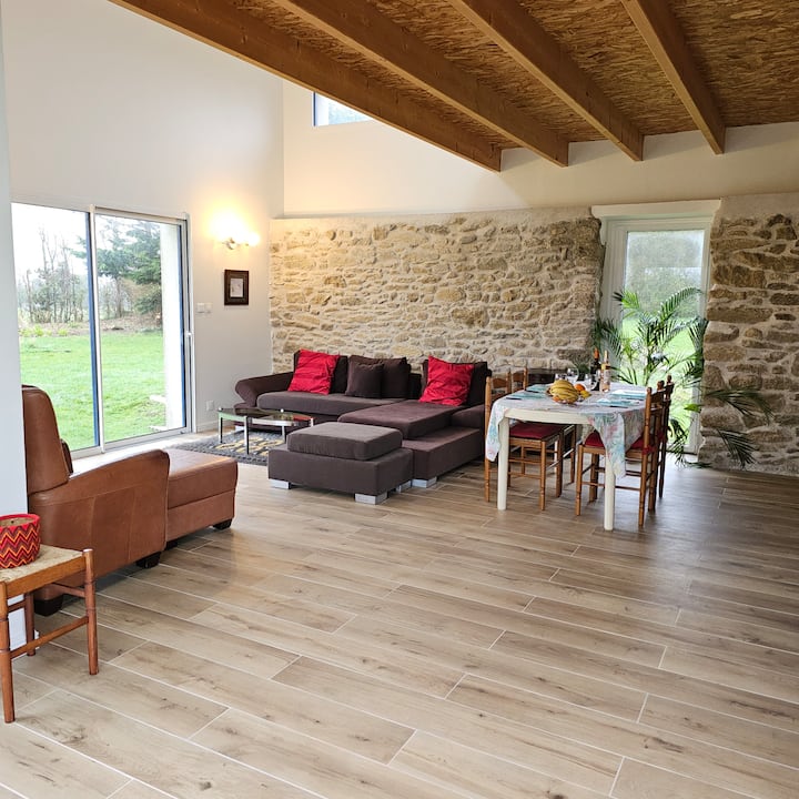 غرفة معيشة كبيرة مشرقة لمشاركة الأوقات الجيدة أو مجرد الاستمتاع بوقت القراءة أثناء الاستمتاع بهدوء الطبيعة