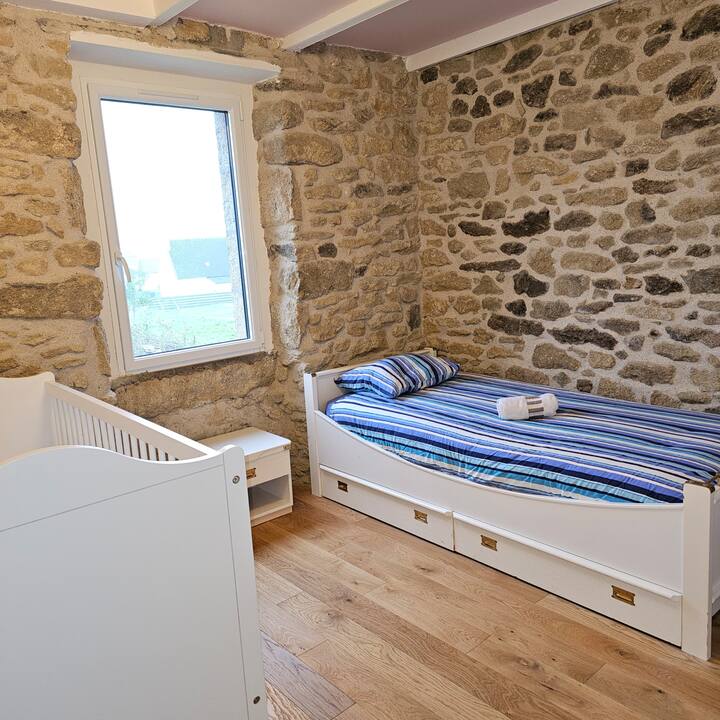 تتكون غرفة الأطفال من سرير بسيط وسرير أطفال