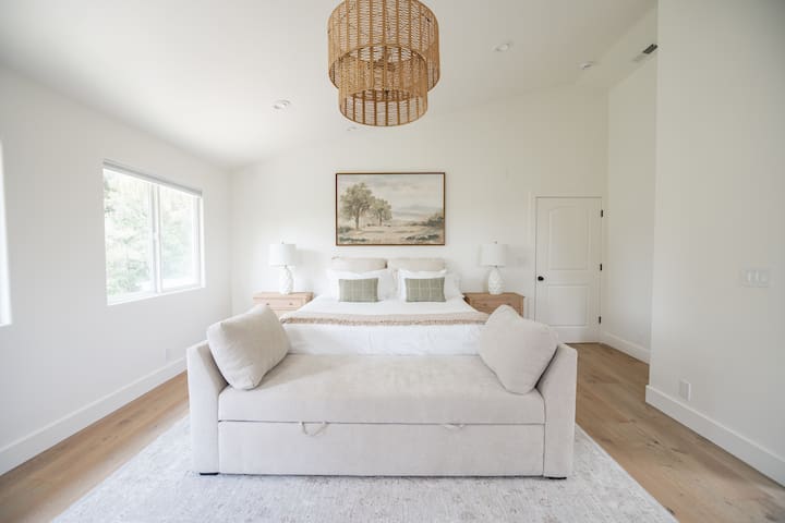 Spacious Family & Pet friendly home! gallery image 3