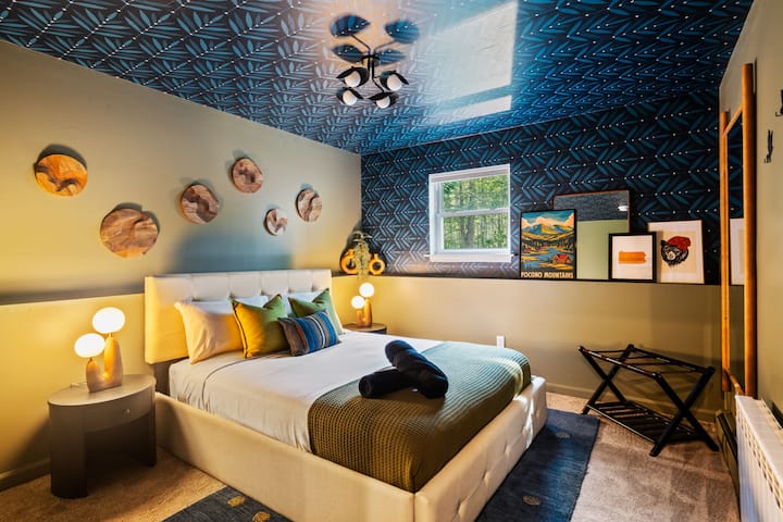 标准双人床，配有双人脚轮床