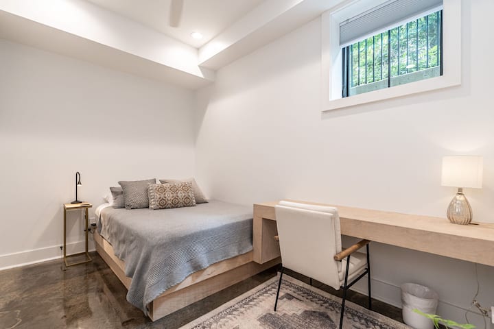 Pokojný, útulný severský priestor so vstavanou posteľou a písacím stolom 