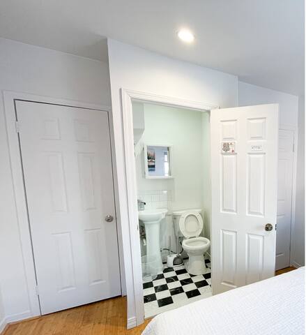 Bright Sunny Apt with 1.5 bath King Bed gallery image 5