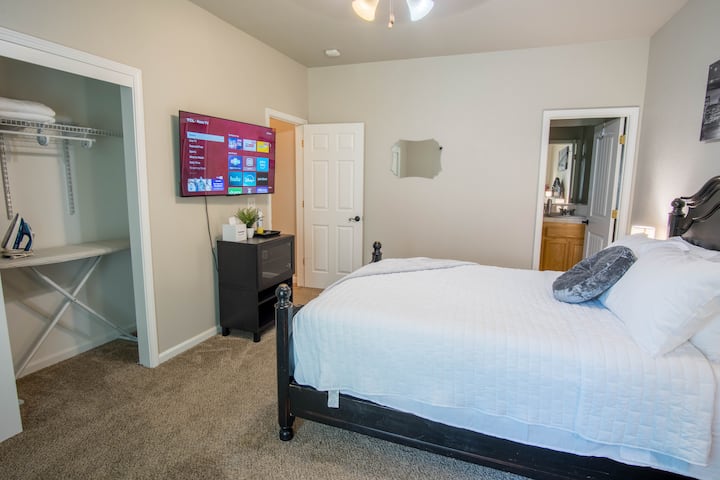 带独立卫生间的主卧