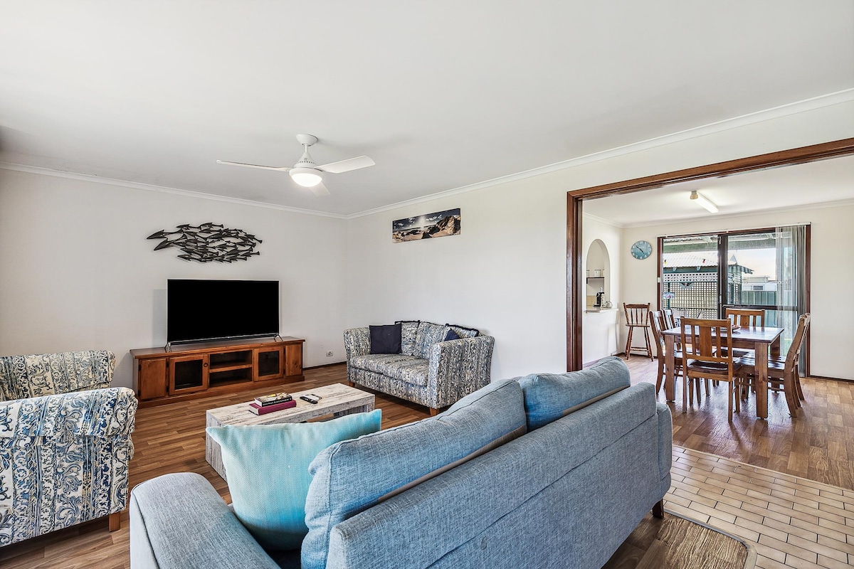 Popular Airbnb listing: Classic Beach House Lancelin in Lancelin