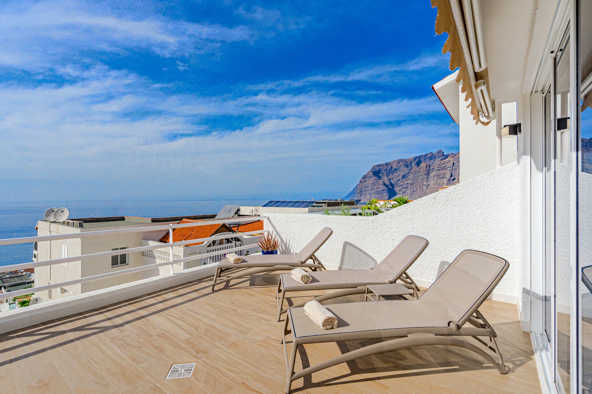 Elegant 3Bedroom Apartment with Ocean View Terrac