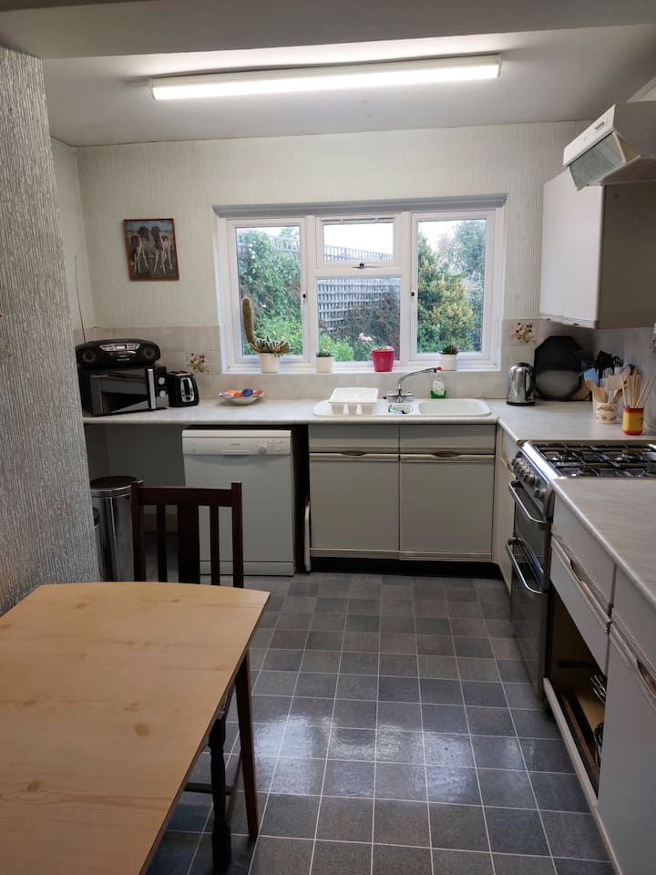 Large Room - Excellent Location - Swindon