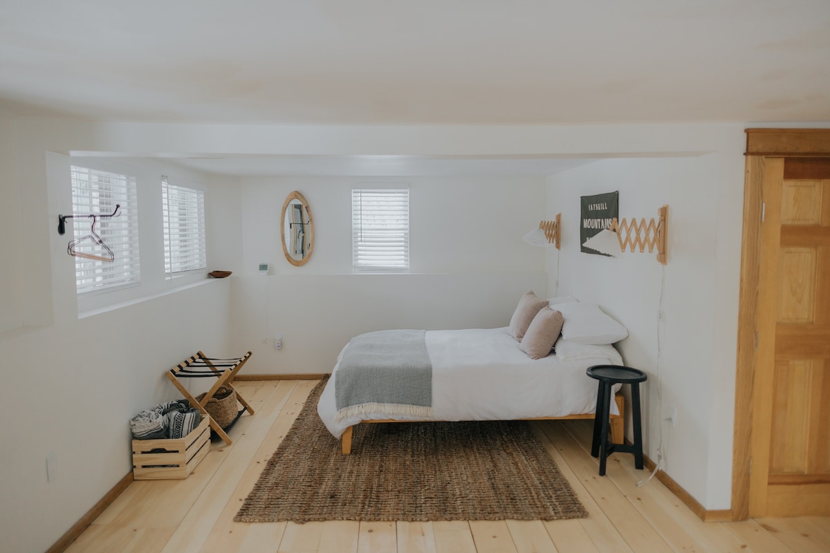 Full-Size bed with Casper Mattress and quality linens