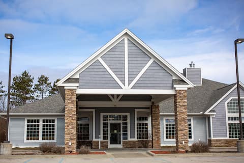 Scenic Getaway | Trails, Pond, Pool & Pickleball