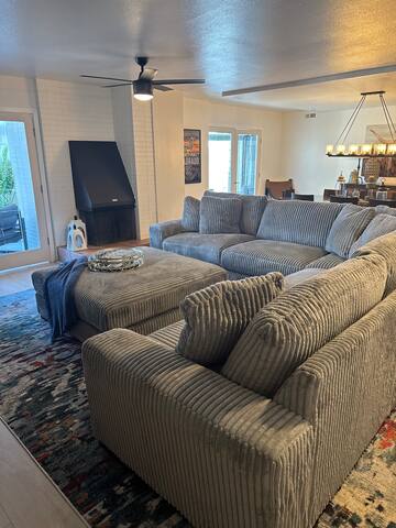 RARE FIND 2000 SQ ft 17th FLOOR CONDO gallery image 2