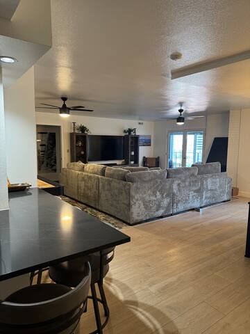 RARE FIND 2000 SQ ft 17th FLOOR CONDO gallery image 3