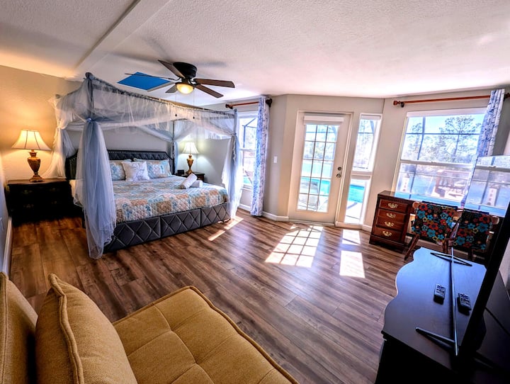 Dormitorio principal: cama tamaño king con dosel, vistas al río /piscina. 