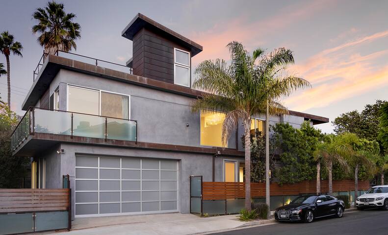 Architectural Masterpiece with Roof Deck gallery image 2